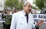 L'ancien ministre et ex-député de droite Bernard Debré participe à une manifestation de médecins et personnels soignants, le 28 avril 2009 à Paris