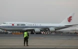 L'avion du président chinois Xi Jinping arrive sur l'aéroport international du Caire, le 1er septembre 2026