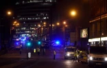 Des policiers sur les lieux de l'attentat à Manchester, en Angleterre, le 23 mai 2017
