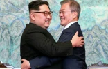 Accolade entre le président sud-coréen Moon Jae-in (d) et le leader nord-coréen Kim Jong Un pendant le sommet intercoréen, le 27 avril 2018 à Panmunjom