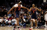 Mitchell Robinson et Immanuel Quickley (N.5) se congratulent pendant le match 5 du 1er tour des play-offs en NBA contre les Cleveland Cavaliers le 26 avril 2023 Ă Cleveland