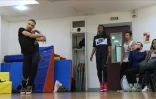 Capture d'écran d'une vidéo de l'AFPTV montrant un cours de voguing à Paris