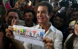 Salvador Nasralla, candidat de "l'Alliance de l'opposition contre la Dictature" à la présidentielle hondurienne, montre son bulletin de vote à Tegucigalpa, le 26 novembre 2017