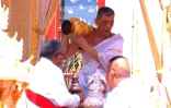 Capture d'image de la télévision thaïlandaise, le 4 mai 2019, montrant le roi Maha Vajiralongkorn (c) pendant le rituel de purification, lors des cérémonies pour son couronnement