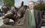 L'artiste colombien Fernando Botero devant l'une de ses oeuvres le 16 octobre 1992 sur les Champs Elysées à Paris