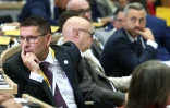 Thomas Schulze (g), chef du groupe parlementaire du BSW, lors de la première séance du parlement régional à Magdebourg, dans l'est de l'Allemagne, le 6 octobre 2026.