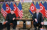 Photo fournie par les autorités nord-coréennes du leader Kim Jong Un (g) avec le président américain Donald Trump, lors de leur rencontre à Hanoï, le 1er mars 2019