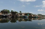 Des maisons d'hôtes flottantes vides sur le lac Dal à Srinagar, au Cachemire indien, le 18 août 2019.