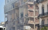 Des équipes de secours sur les lieux d'une explosion survenue dans l'hôtal Saratoga en travaux, le 6 mai 2022 à La Havane, à Cuba