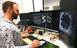 Le chercheur Brett Kagan observe au microscope des neurones cultivés dans le laboratoire de l'entreprise australienne Cortical Labs à Melbourne, le 5 mai 2026