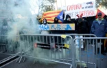 Des manifestant pro-indépendance rassemblés près du lieu où se tient la réunion du gouvernement, le 21 décembre 2018 à Barcelone