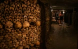 Des touristes visitent les Catacombes de Paris, le 12 août 2025