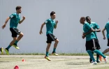 Le milieu Mesut Özil (c) lors d'une séance d'entraînement avec l'équipe d'Allemagne, le 21 juin 2018 à Sotchi