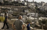 Des Palestiniens forcés par l'armée israélienne à évacuer leur habitation dans le quartier d'Ein Deir Baha, dans la ville d'Hébron, en Cisjordanie occupée, le 24 octobre 2026 