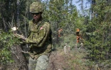 Des membres des Forces armées canadiennes construisent des coupe-feu pour lutter contre les incendies de forêt dans les environs de Yellowknife et de Dettah, dans les Territoires du Nord-Ouest au Canada, sur une photo non datée