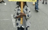 Une enfant brandit une pancarte lors de la manifestation contre les expulsions après la fin de la trêve hivernale, à Paris le 2 avril 2016