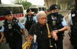 Une militante de longue date, surnommée "Grandma Wong", arrive au tribunal dans le cadre du plus grand procès de militants pro-démocratie à Hong Kong, le 29 novembre 2023