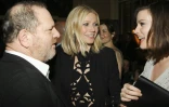 Harvey Weinstein avec les actrices Liv Tyler et Gwyneth Paltrow, le 28 avril 2008 à New York. Gwyneth Paltrow fait partie des nombreuses actrices qui ont accusé le producteur américain de harcèlement