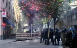Des policiers anti-émeutes sont rassemblés alors que des feux d'artifice éclatent au-dessus d'eux, lors d'une manifestation de lycéens aux côtés d'un syndicat d'enseignants à Lyon, dans le Rhône, le 6 octobre 2026