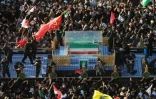 Une foule de personnes en deuil entoure le cortĂšge funĂšbre transportant le cercueil d'Ali Khamenei, le guide suprĂȘme iranien assassinĂ©, lors d'un cortĂšge funĂšbre Ă Najaf, le 8 juillet 2026