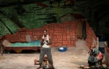 La pièce "Ngaahika Ndeenda", du célèbre écrivain Ngugi wa Thiong'o, de retour sur scène après plus de quarante ans d'interdiction au Kenya, à Nairobi, le 26 mai 2022