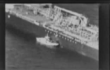 Une capture d'écran d'une vidéo diffusée par le commandement central américain (Centcom) le 14 juin 2019 montre selon le Centcom une vedette iranienne en mer d'Oman près d'un des deux navires attaqués dans le Golfe
