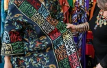 La créatrice de mode irakienne Hana Sadiq montre l'une de ses robes ornées de poèmes arabes, le 31 mars 2022 à Amman, en Jordanie