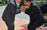 Le Premier ministre cambodgien Hun Sen (D) et le roi Norodom Sihamoni se saluent au Palais royal le 26 juillet 2023