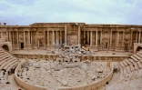 Photo prise le 3 mars 2017 montrant l'étendue des dégâts dans l'amphithéâtre du site antique de Palmyre, dans le centre de la Syrie