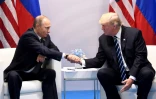 Donald Trump et Vladimir Poutine se serrent la main au cours d'une rencontre, la première, en marge du sommet du G20 à Hambourg, en Allemagne, le 7 juillet 2017. 