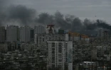 De la fumée dans le ciel de Kiev après les frappes russes, le 27 décembre 2025