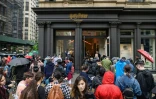 Des personnes font la queue pour visiter le nouveau magasin Harry Potter de New York, le 3 juin 2021