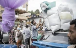 Un homme charge des balles de coton sur le toit d'une voiture dans le quartier historique de Merkato à Addis-Abeba, en Éthiopie, le 14 septembre 2024