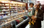 Un client d'une pharmacie de Téhéran portant dans ses bras un enfant, le 11 septembre 2018 dans la capitale iranienne