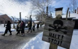 Des visiteurs du musée de l'ancien camp nazi d'Auschwitz-Birkenau, le 14 janvier 2025 dans la ville polonaise d'Oswiecim