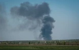 De la fumée s'élève de Paraskoviivka (est de l'Ukraine), le 7 mai 2022