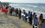 Des Tunisiens forment une impressionnante chaîne humaine sur cinq plages de la banlieue sud de Tunis pour protester contre la pollution marine le 12 septembre 2021