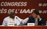 Lamine Diack et son successeur à la tête de la Fédération internationale d'athlétisme Sebastian Coe lors d'une conférence de presse à Pékin le 19 août 2015
