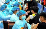 Une soignante administre une dose du vaccin Sinovac contre le Covid-19 dans une université de Qingdao en Chine, le 30 mars 2021