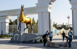 La statue dorée d'un étalon Akhal-Teke à l'entrée d'un complexe équestre à Achgabat, le 25 avril 2026 au Turkménistan