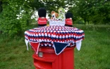 Chiens corgis et gardes tricotés décorent une boîte aux lettres à Hangleton (East Sussex) pour le Jubilé de la reine Elizabeth II