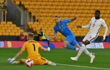 Le milieu de terrain italien Davide Frattesi croise trop son tir face au gardien anglais Aaron Ramsdale, lors de leur match de Ligue des nations, le 11 juin 2022 au Stade Molineux à Wolverhampton