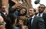 Le président Emmanuel Macron au milieu de la foule à Toulouse, le 11 septembre 2017 