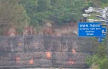 Image tirée d'une vidéo publiée par le ministère sud-coréen de la Défense, filmée depuis un lieu non divulgué en Corée du Sud, le long de la frontière intercoréenne, montrant une explosion sur une route reliant la Corée du Nord et la Corée du Sud, le 15 octobre 2024