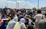Des Afghans attendent déspérément une évacuation après l'arrivée au pouvoir des talibans, à l'aéroport de Kaboul le 20 août 2021