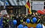 Des manifestants portant des gilets jaunes rassemblés à l'occasion de la signature d'un nouveau traité par Emmanuel Macron et Angela Merkel, le 22 janvier 2019 à Aix-la-Chapelle en Allemagne