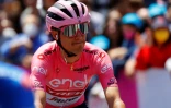 L'Espagnol Juan Pedro Lopez, maillot rose du Giro, au départ de la 6e étape, le 12 mai 2022 à Palmi 