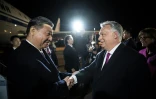 Le président chinois Xi Jinping (G) et le Premier ministre hongrois Viktor Orban (D) à l'aéroport de Budapest en Hongrie, le 8 mai 2024