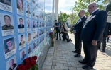 Le ministre ukrainien des Affaires étrangères Andriï Sybiga (d) et son homologue turc Hakan Fidan devant le mémorial pour les soldats tombés au front lors d'une cérémonie de dépôt de fleurs à Kiev, le 30 mai 2025