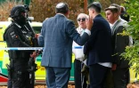 Des policiers à l'extérieur de la synagogue d'Heaton Park, à Manchester, en Angleterre, à la suite d'une attaque le 2 octobre 2025 